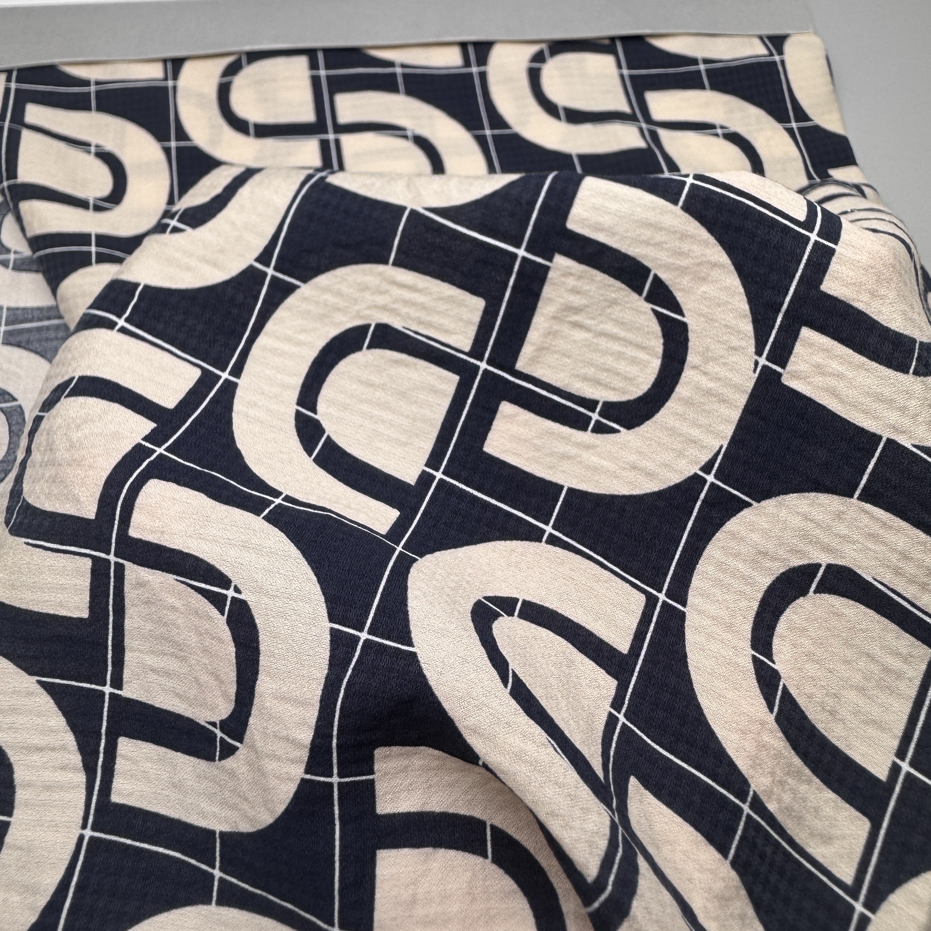 SY-GA0013 73% Rayon 27% Nylon Monofilament Rayon Houndstooth Fabric print, 85g/m², 57/58" Width